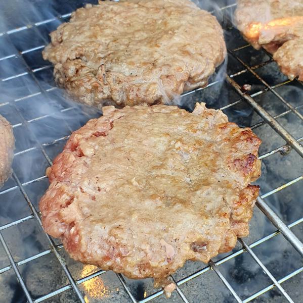 hamburgers op de barbecue